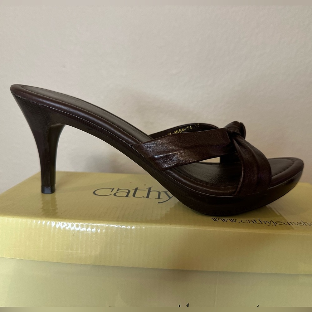CATHY JEAN, Brazilian leather, open toe,  brown, 3”, Size 10, runs sml, 8.5/9